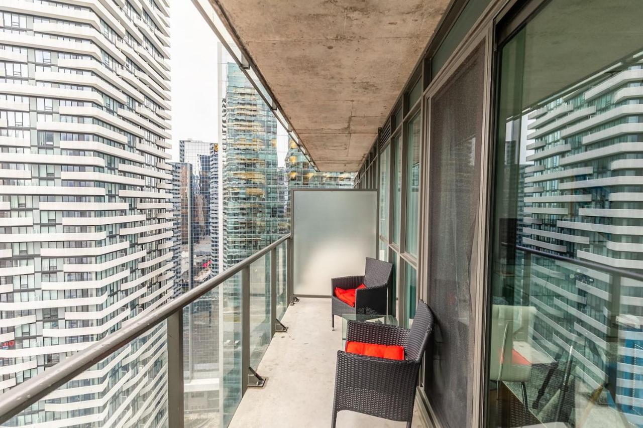 トロントGorgeous 1Br W/Parking Across The Scotiabank Arenaアパートメント エクステリア 写真