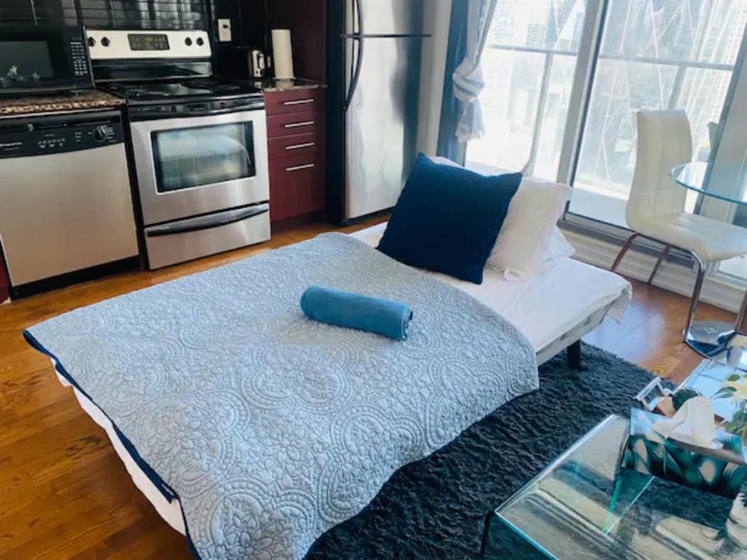 トロントGorgeous 1Br W/Parking Across The Scotiabank Arenaアパートメント エクステリア 写真