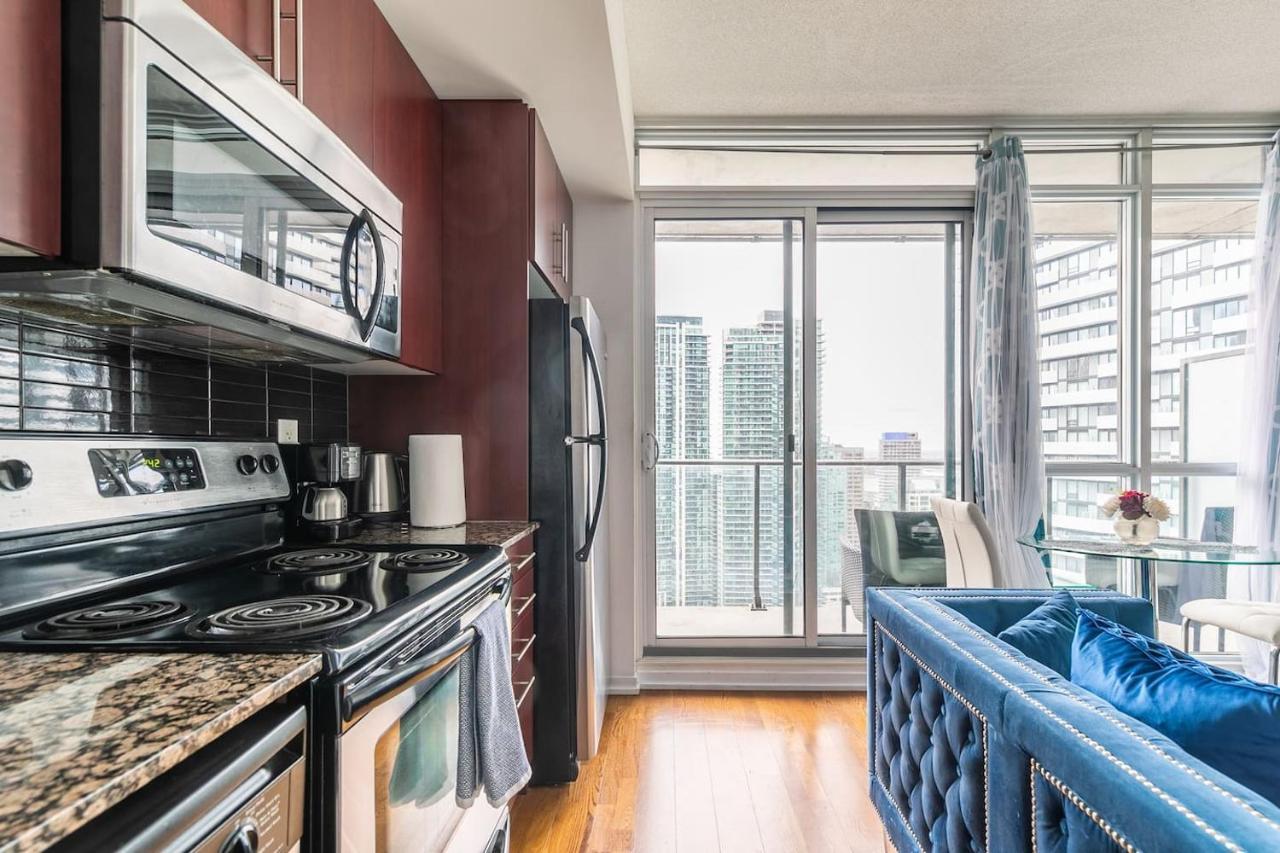トロントGorgeous 1Br W/Parking Across The Scotiabank Arenaアパートメント エクステリア 写真