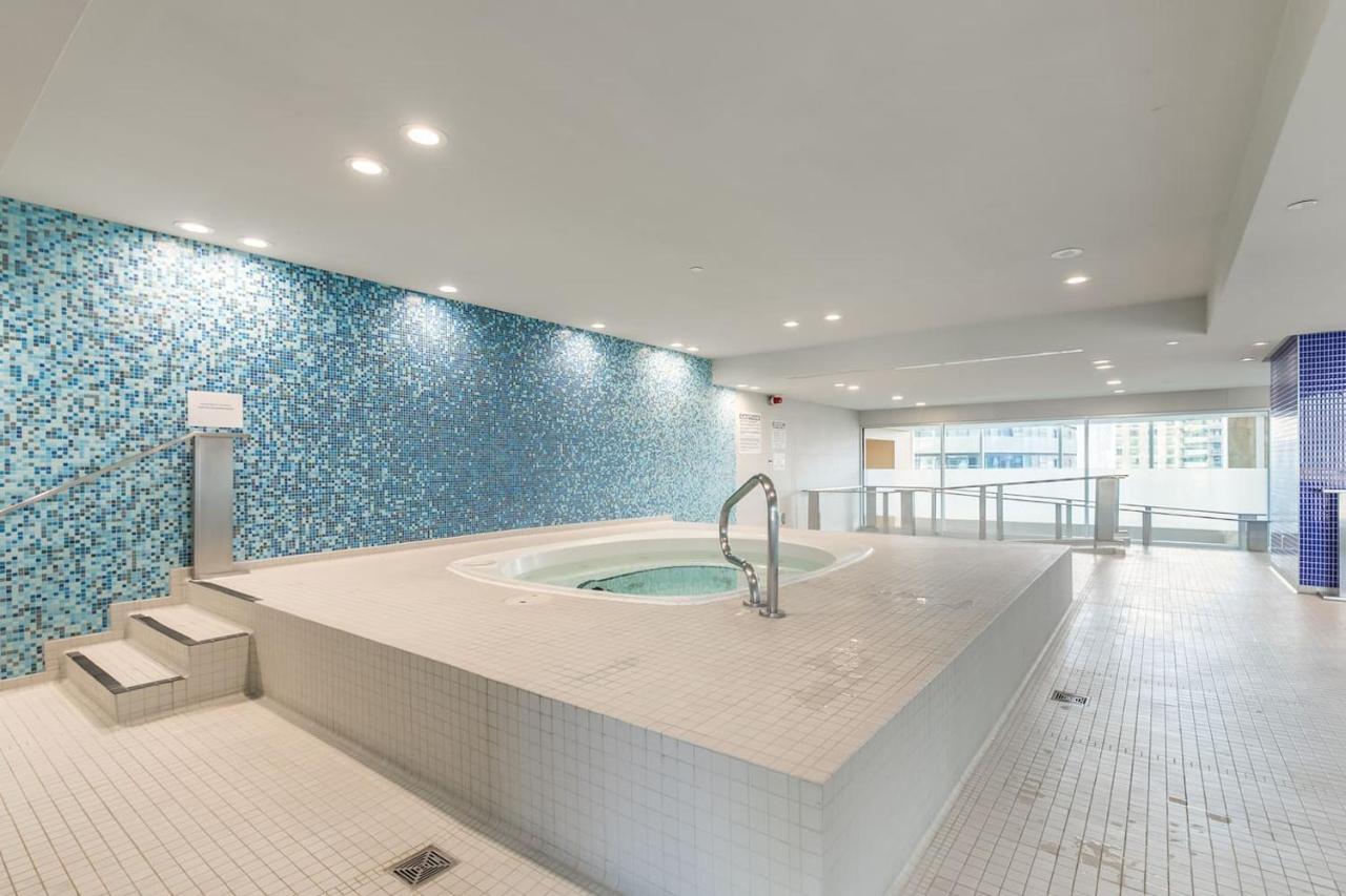 トロントGorgeous 1Br W/Parking Across The Scotiabank Arenaアパートメント エクステリア 写真