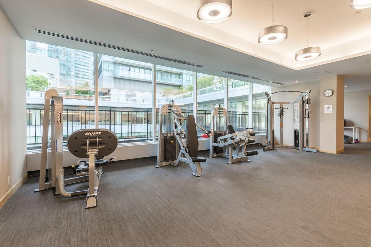 トロントGorgeous 1Br W/Parking Across The Scotiabank Arenaアパートメント エクステリア 写真
