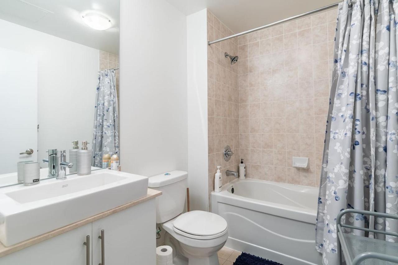 トロントGorgeous 1Br W/Parking Across The Scotiabank Arenaアパートメント エクステリア 写真
