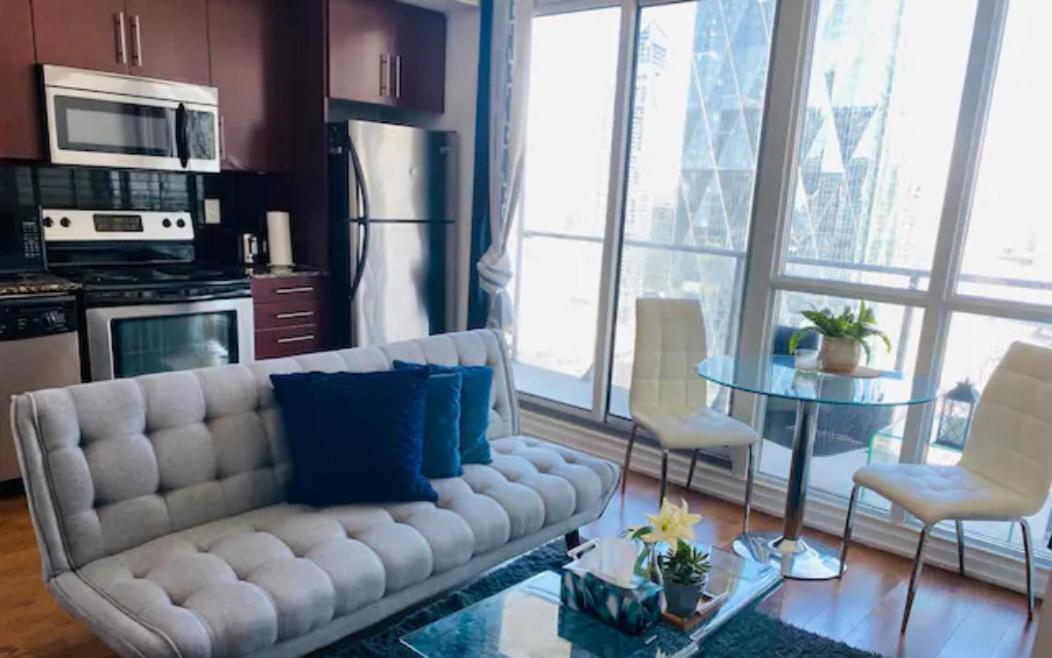 トロントGorgeous 1Br W/Parking Across The Scotiabank Arenaアパートメント エクステリア 写真