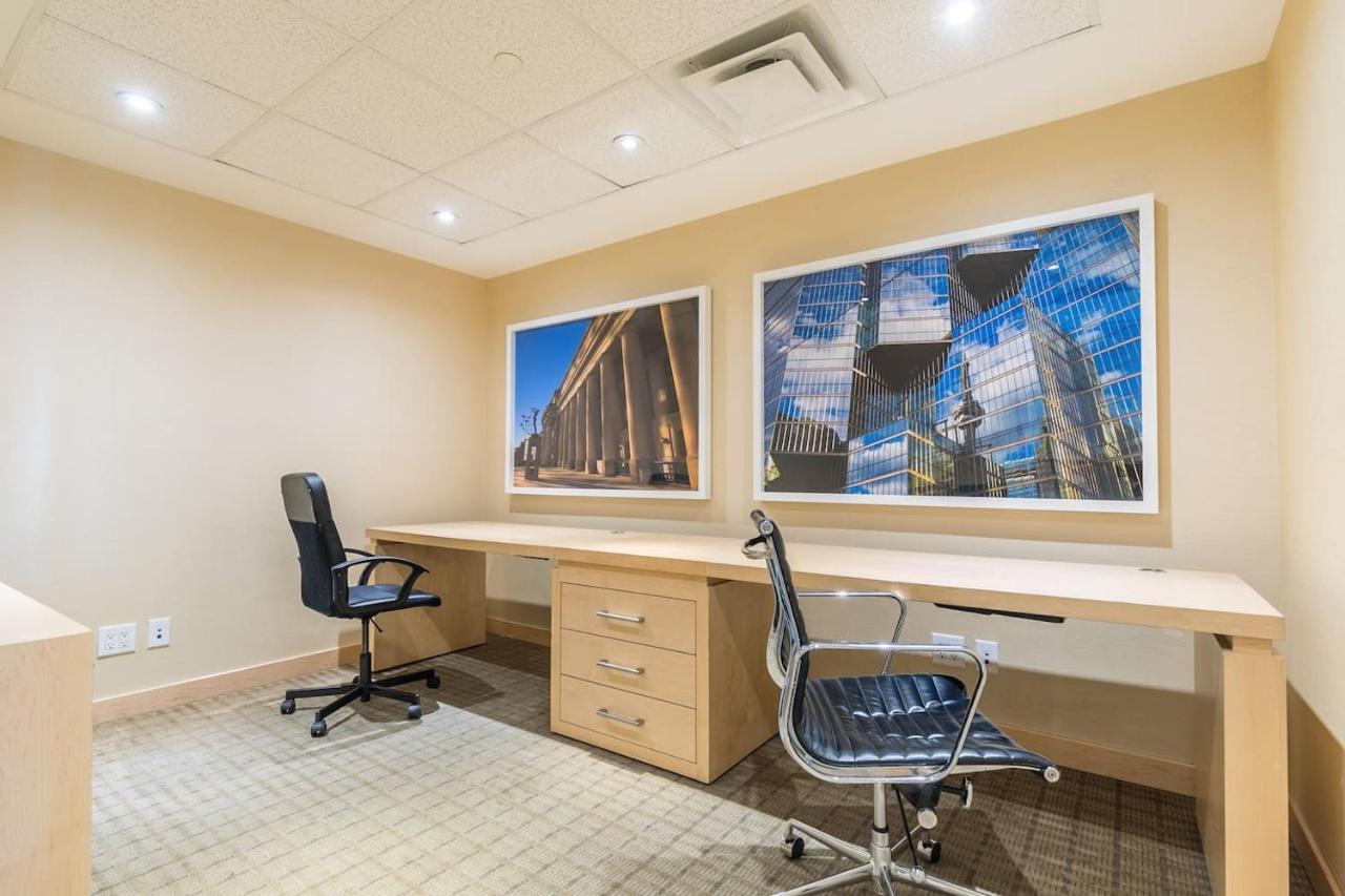 トロントGorgeous 1Br W/Parking Across The Scotiabank Arenaアパートメント エクステリア 写真