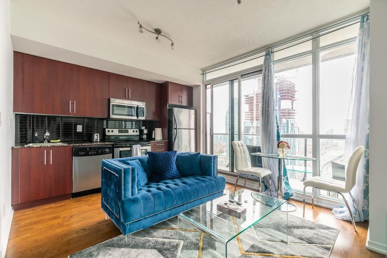 トロントGorgeous 1Br W/Parking Across The Scotiabank Arenaアパートメント エクステリア 写真