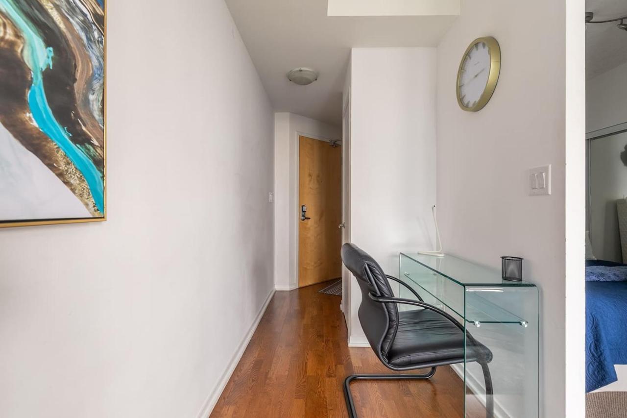 トロントGorgeous 1Br W/Parking Across The Scotiabank Arenaアパートメント エクステリア 写真